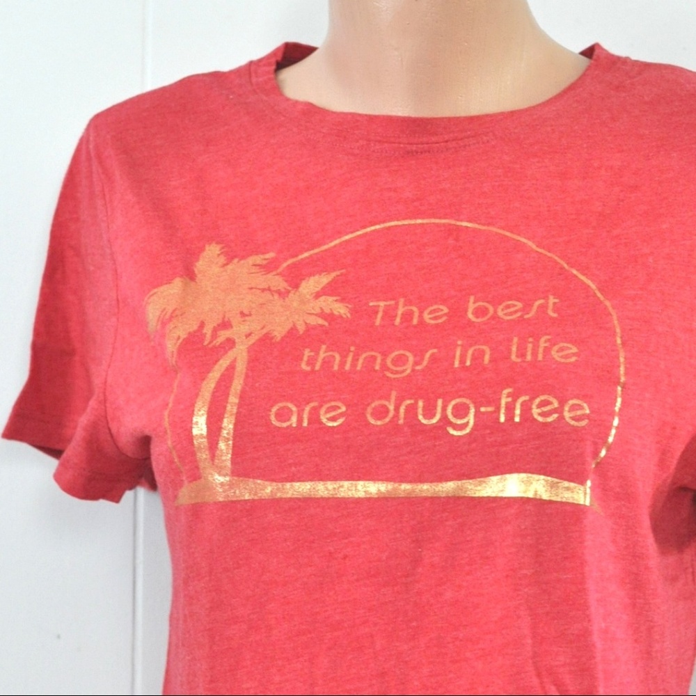 ⬇️ Drug Free Tshirt Tee Metallic Gold Red Island